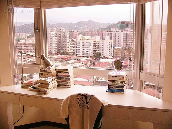 
2.	特地讓主要書桌臨窗，能讓自己一邊工作寫作，一邊感受空靈自然的視野。