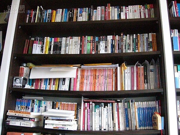 
4.	家中的藏書是張耀仁豐碩的精神礦脈，他說自己沒什麼財產，藏書是他最重要的資產。