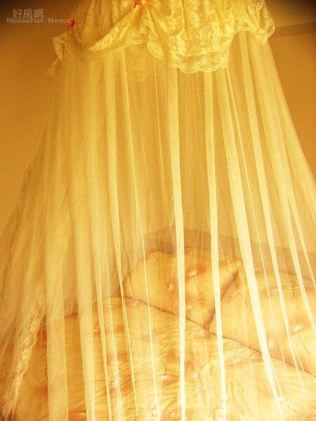 
5.	床上特地裝設活動式的優美的朦朧黃紗質蚊帳，召喚著孵夢靈感來源。