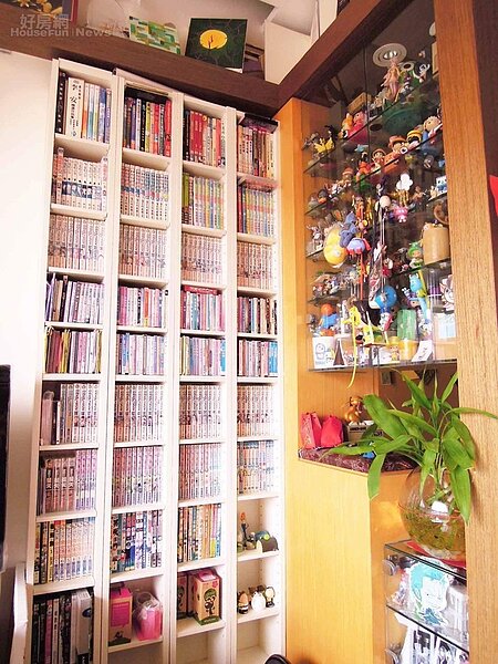 
6.	張耀仁數量可觀的蒐藏有二：書和公仔。書架滿屋，公仔也有專門的「家」，置於玄關進門處。