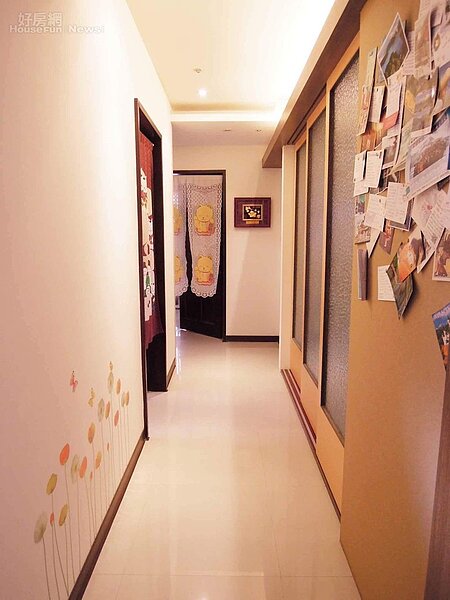 
8.	房間走道寬闊，牆面裝置明信片、紀念性文創紙品。