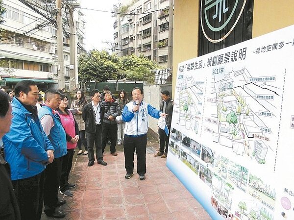 永和區水源路的前國軍帳務中心,今年初搬遷後閒置,市府城鄉局昨天會同立委林德福(右前)等地方民代與區公所人員現場會勘。 記者王長鼎/攝影