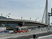 淡江大橋通車首日亂象橫生　議員轟標示混亂、工法粗糙