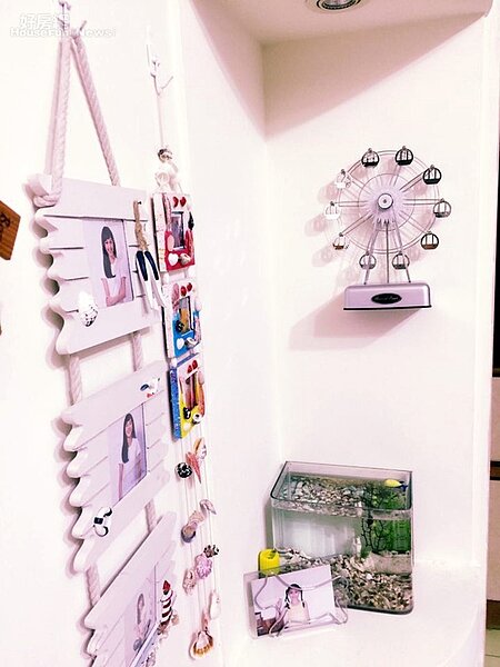 4.玄關牆上摩天輪音樂盒是張婕筠自己裝上的,轉動它就會發出音樂,讓家裡充滿溫馨氛圍。