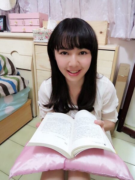 8.為了訓練主持兒童節目時的口條，張婕筠最近在家練習朗讀。 
