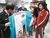 台中22萬人嗨跨年　學生送暖謝警消