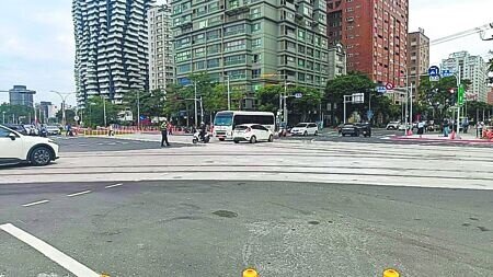 
淡江大橋5月12日正式通車後，隔日一早上班尖峰時段淡水端的情況。（張鎧乙攝）
