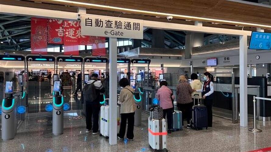 金門水頭港旅運中心新e-Gate最快10秒通關。圖／移民署國境事務大隊提供