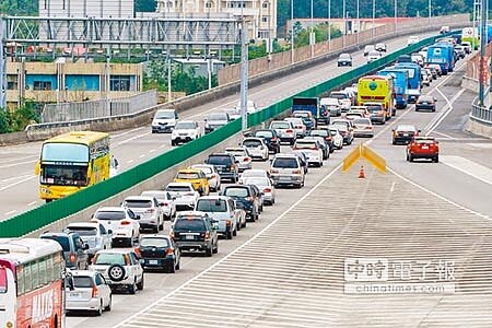 昨天國道5號北上車潮湧現(見上圖,李忠一攝),雪隧入口一度排隊長達6.5公里,成大型停車場。今天收假日預計將湧上240萬輛次,下午起包括國1西螺至員林、國3清水服務區至大甲及國5北上路段等8個塞車地雷區,北高需行駛近5小時,用路人可提前北返或走替代道路。