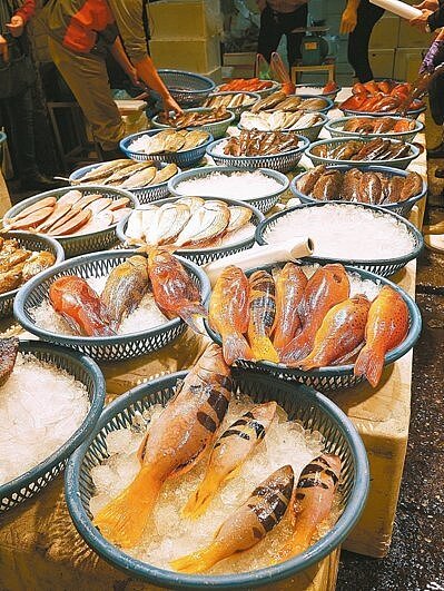 基隆崁仔頂魚市每天湧進許多魚貨等待交易，民眾似乎感受不到無魚可吃的危機。如此豐盛的漁獲，未來也許看不到了。 記者吳淑君／攝影