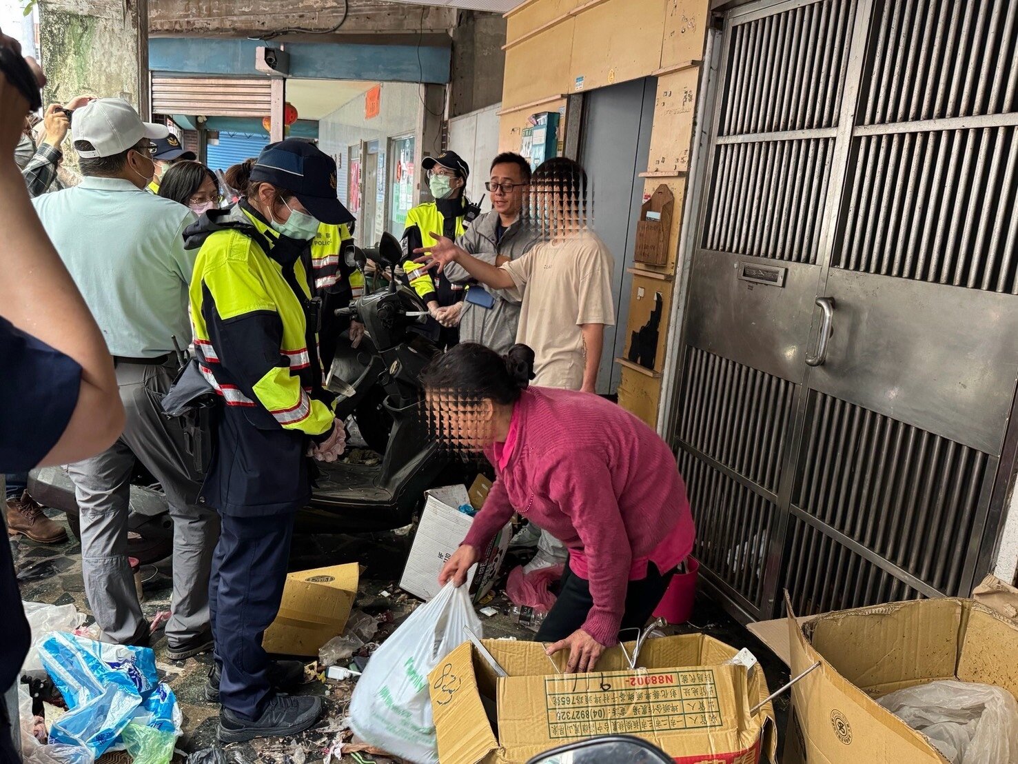 囤積戶往往是都市髒亂、傳染病以及消防的破口，除了影響消防安全，常常也衍生蚊蠅蟑螂與鼠患。圖：民政局提供