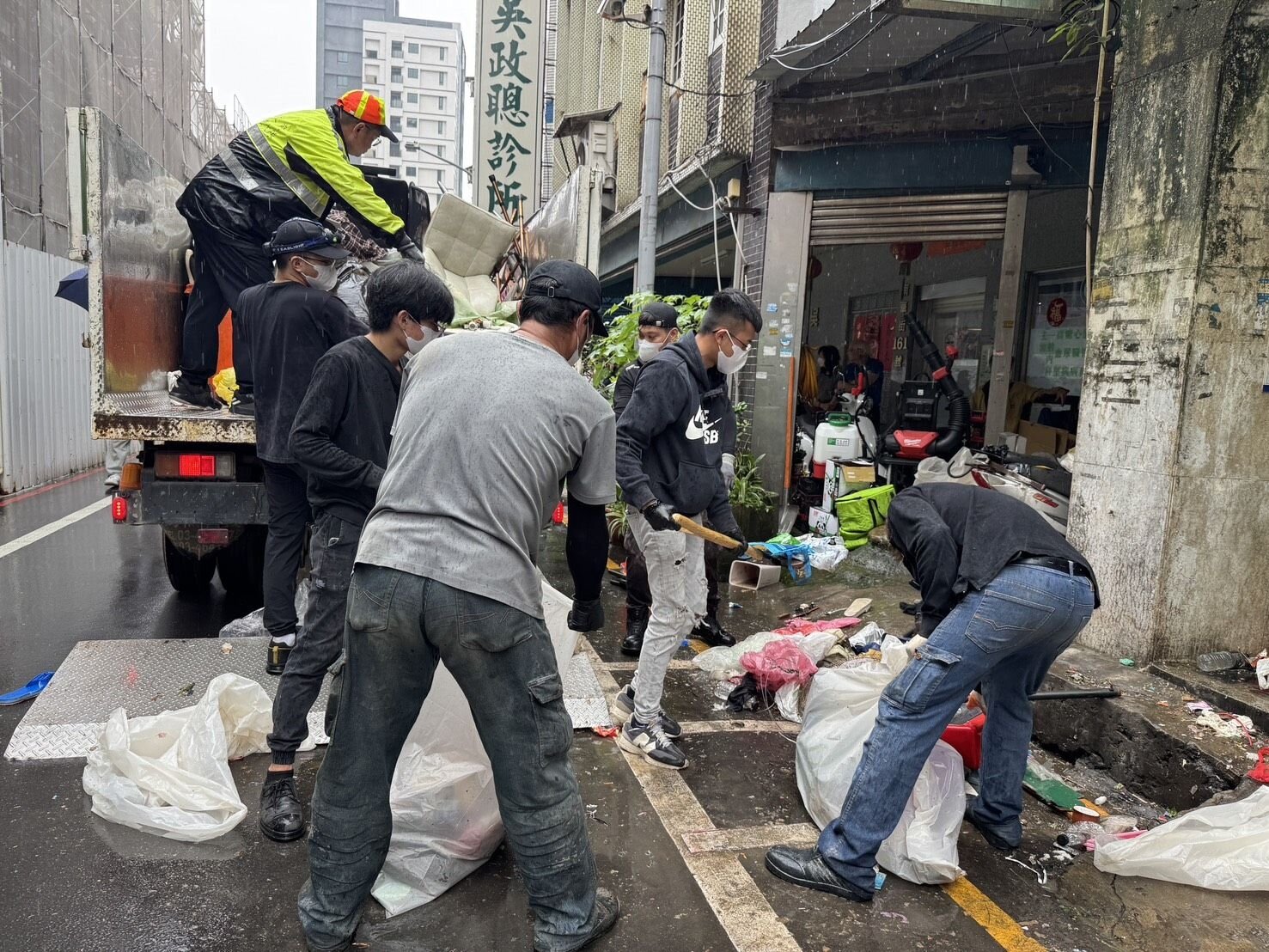 桃園市府針對囤積戶，由社工或醫師前往訪視輔導，溝通無效後，經區公所與環保、衛生、消防及建管處單位共識決議，再行啟動強制排除作業。圖：民政局提供