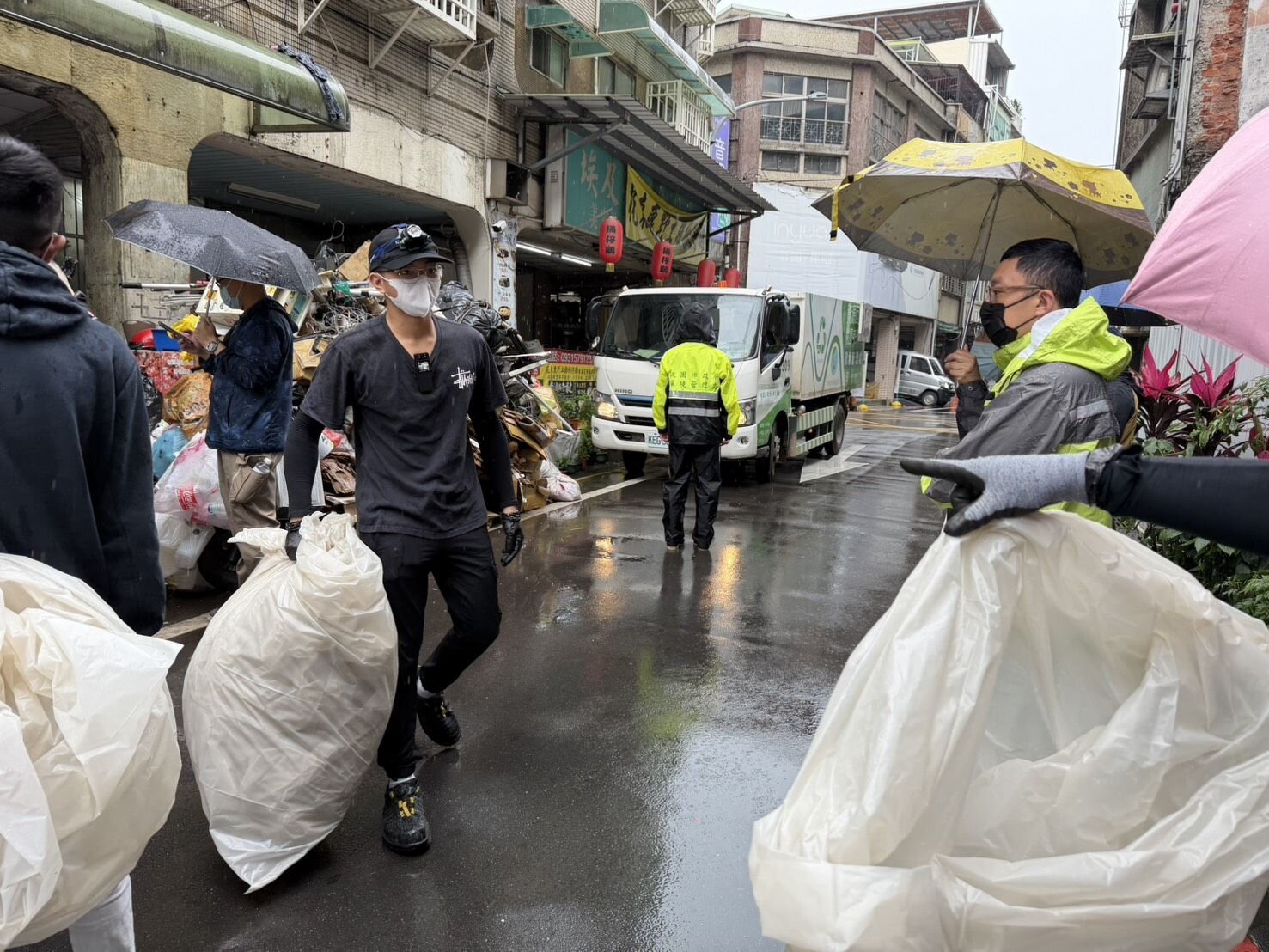 桃園環保局派工20餘人進行強制排除作業。圖：民政局提供