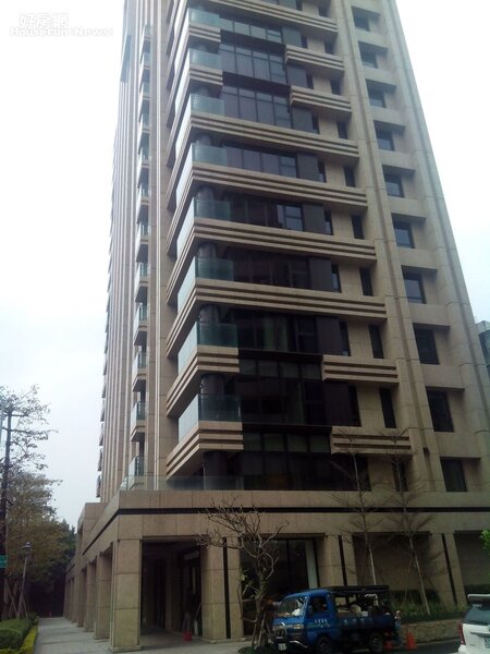 1「吾疆」樓高21層，位在仁愛路三段上，是每坪上看200萬的豪宅。
