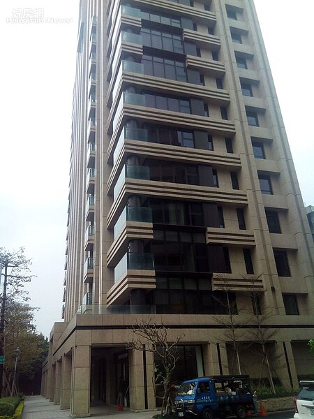 1「吾疆」樓高21層，位在仁愛路三段上，是每坪上看200萬的豪宅。