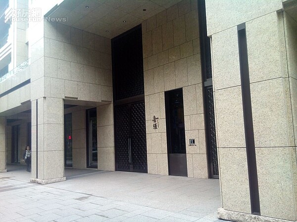 
2大門口走低調奢華路線，沉穩而氣派。