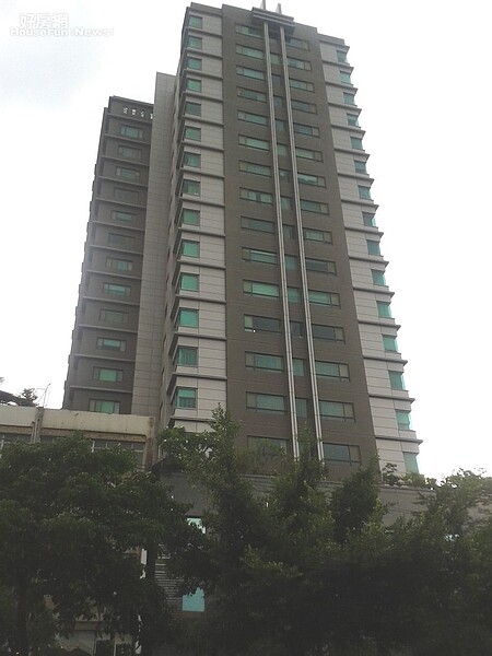 
5位於忠孝東路二段的「國庭」，高聳建築相當醒目。