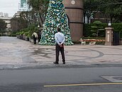 千萬豪宅保全比較威？　網友突破盲點...