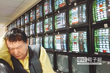 慘不忍睹 台股4日開紅盤,受到美股連2黑,以及中國大陸經濟數據持續疲弱影響,指數一度重跌228.97點。終場大跌223.8點,收在8114.26點,跌幅達2.68%,創17年來開紅盤最大跌幅。投資人觀看股市重挫,神情失落。(楊兆元攝)
