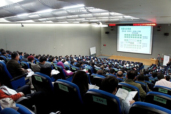 淡海輕軌車廂票選出爐,藍色的「行武者號」獲得最多支持。(圖片截自新北市政府捷運工程局)