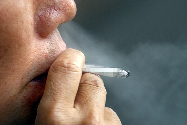 法官認為居住品質與健康權,超越抽菸自由,判決大樓住戶不能讓菸味飄入鄰居家中。 報系資料照