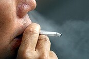 鄰居二手菸飄入家中　求償勝訴
