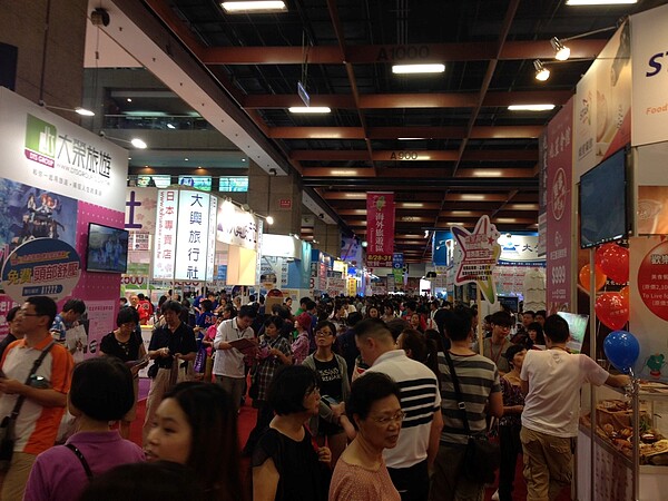 儘管房市冷清,但車市、旅展消費仍十分驚人。(翻攝自台北車展Facebook粉絲頁)
