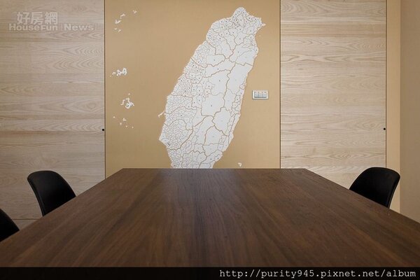 4.飯桌的牆面上還有一個台灣地圖，也是崔立潔特別打造，因為一家人去旅遊過一個地方，就會在地圖上做記號。
