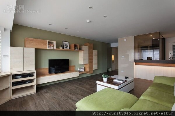 2.室內裝潢風格走自然風，木頭家具搭配大地色系的牆壁。
