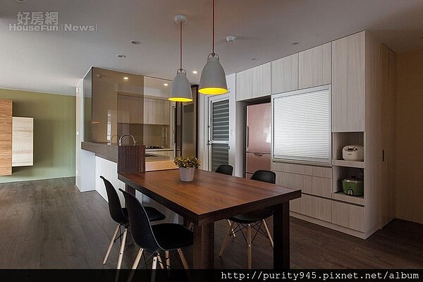 3.設計師打造收納空間，冰箱兩旁的櫃子是沿著冰箱打造。
