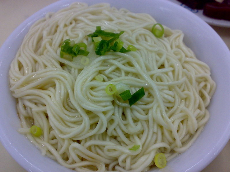 高房價讓平價美食也變貴,有網友表示一碗陽春麵漲到50元覺得超誇張。(圖/擷取自維基百科)