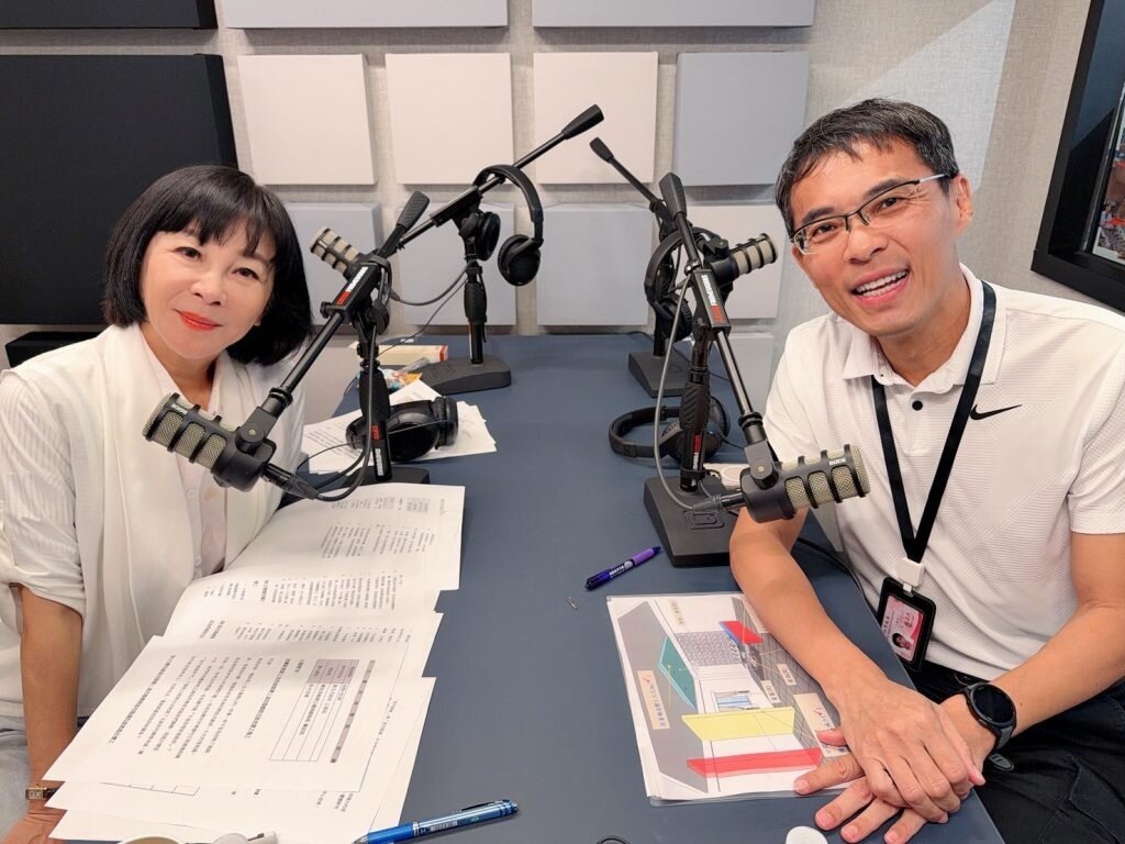 工務局副局長蘇志民(右)與作家吳淡如解析室內裝修與建物安全。圖／新北市政府