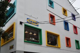 IKEA HOUSE坐落於華山藝文特區旁，四層樓高的老房改造而成，歷經光華商圈興衰起落，隨華山藝文特區而生。