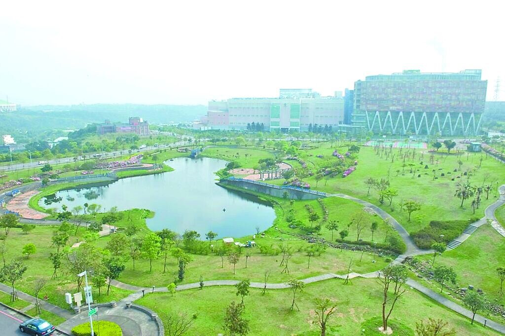 桃園市政府推動8大公辦園區及龍潭科學園區3期擴建，採「政府引領、輔導民間」雙軌策略，積極擴充產業用地供給，預估可帶動逾千億元投資動能。圖／桃園市經發局提供
