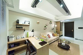 整個客廳主要照明為可移動並調整角度的LED軌道燈，如同電視壁面般表現出主人強烈自我風格。L形狀的木書桌非系統傢俱，而是現場木工直接製作。
色調部分採用傳統木質色彩，正好搭配駝色的沙發。若個人主義更為強烈的話，可找來幾組木質棧板來打造書桌，漆上顯眼色調將會更為搶眼。