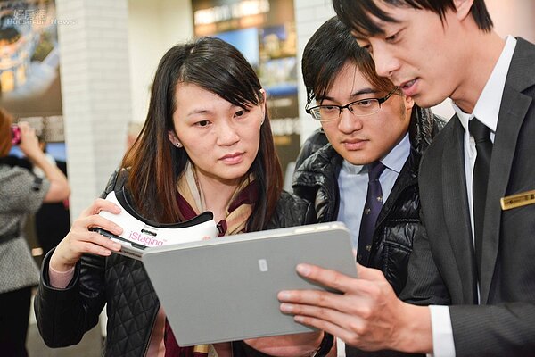 現在看屋透過科技已可以用3D眼鏡模擬現場實況。(好房網News記者 陳韋帆/攝影)