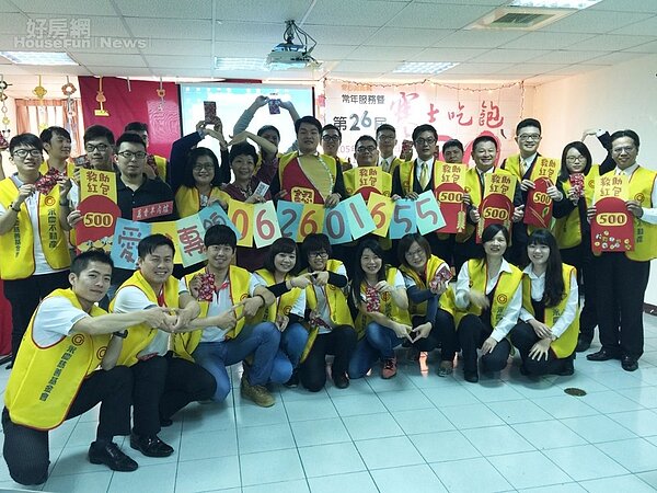 永慶房產集團加盟事業體莊志成執行副總及永慶不動產台南區經管會呂啟綸會長與台南區經管會幹部及代表台南永慶不動產門市主管們共同響應創世基金會「吃飽三十 寒士尾牙」弱勢公益尾牙活動