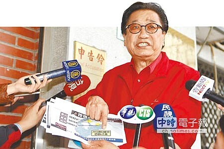 告到底立委候選人李慶華7日到士林地檢署遞狀控告同選區立委候選人黃國昌等人，影射他要花6000多萬在選區買2萬多票，違反《選罷法》和加重誹謗罪。（張鎧乙攝） 