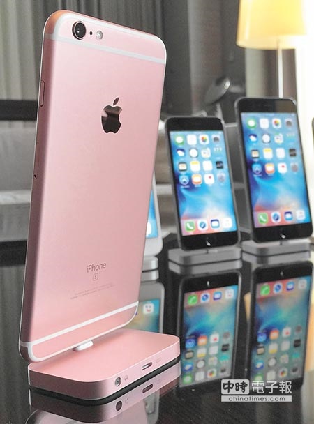 Apple iPhone 6s、6s Plus分別拿下冠亞軍，售價2萬4500元起。（陳大任攝） 