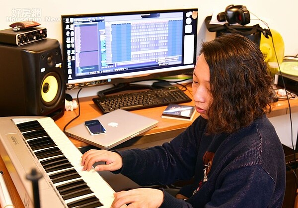 2.小律的工作區專業設備應有盡有,讓他能專心在電腦前做音樂。