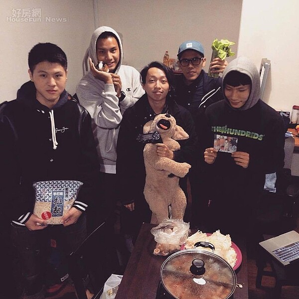 1.戰犯音樂成員皆為90後出生，由陳小律（中）擔任製作及領導，旗下4位饒舌歌手（由左至右）萬能麥斯、JT、Dudu、春艷各有特色。
