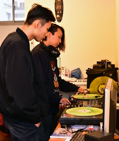 5.有時靈感一來,小律也會充當DJ與春艷即興唱個一小段。