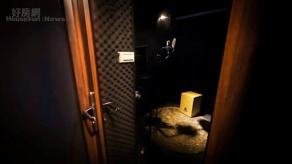 
3.在成立戰犯工作室前，小律已先在蘆洲老家蓋了一間錄音室，裡頭該有的專業錄音器材一應俱全，戰犯所有發行專輯全在這裡錄製的。