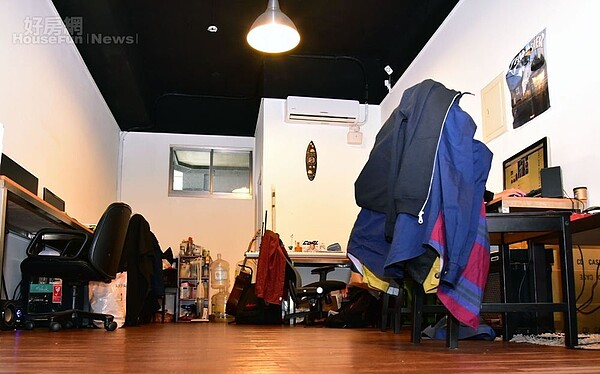 4.目前的工作室位於一樓,承租時空間就很單純,只有把原本的磁磚地板和天花板輕鋼架拆掉再上黑漆,並添購工作桌、沙發椅。