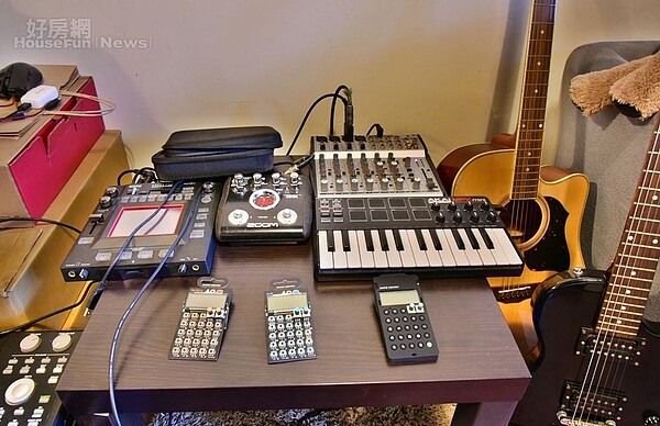 7.沙發旁一小塊區域專門擺放小律的珍貴樂器收藏,包括有合成器、效果器、MIDI鍵盤、電吉他…等。