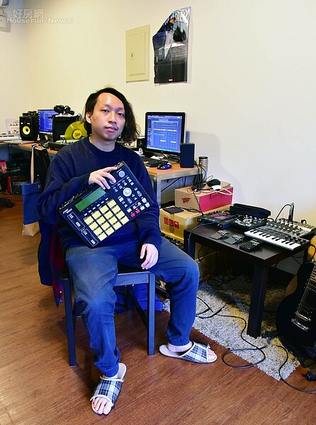 8.小律手中拿的這台MPC1000效果器,雖然規格老舊但能正常運作,甚至現場表演還能派上用場呢!