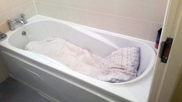 有男子想在英國租屋，結果房東所提供的「小又舒適的空間」居然是一間浴室。（翻攝自scotsman）	