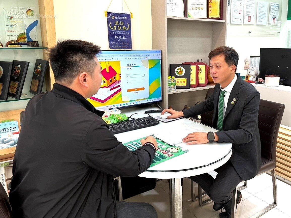 林建豪店長(圖右)不以「高價承攬」爭取委託，堅持回歸實價登錄的市場行情，因為過高開價導致滯銷，將損害客戶權益。圖／永慶房產集團提供
