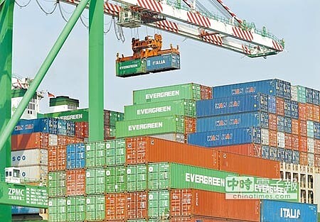 盛況不再去年12月海關出口金額220.6億美元,年減13.9%,創下「連11黑」;全年出口下滑10.6%,也創下2009年金融海嘯以來最大減幅。圖為高雄港70號碼頭旁大型貨輪貨櫃吊掛作業情景。(王錦河攝)