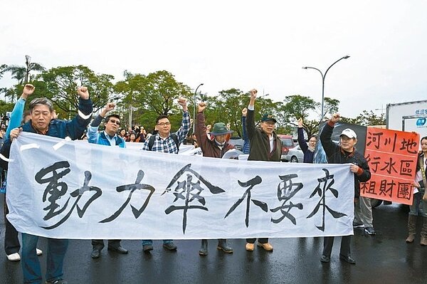 來自冬山鄉八寶、太和、丸山和中山等村的70多名村民組成自救會，昨天到宜蘭縣政府抗議，要求「飛行傘不要來」。 記者鍾知君／攝影